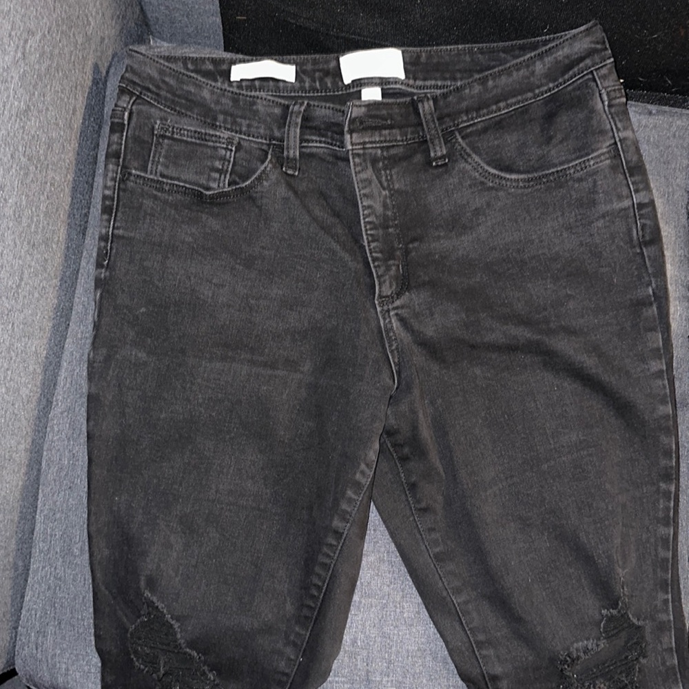Knew rip jeans